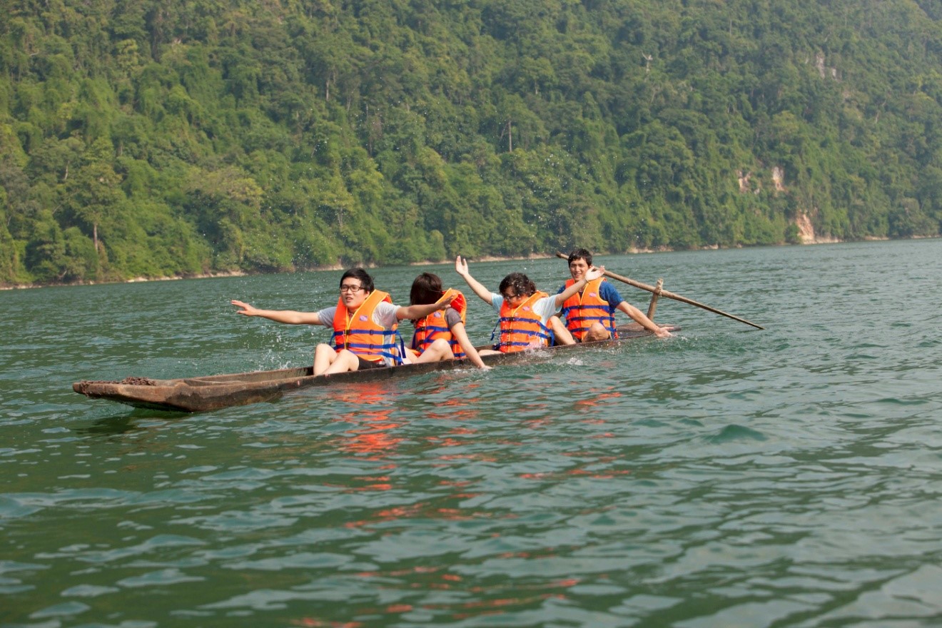 Ảnh chụp một vài du khách đang chèo thuyền trên mặt Hồ Tơ Nưng. (Ảnh ST)