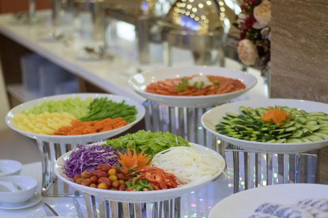 Nhà hàng phục vụ những món ăn Á - Âu làm hài lòng du khách (Ảnh ST)