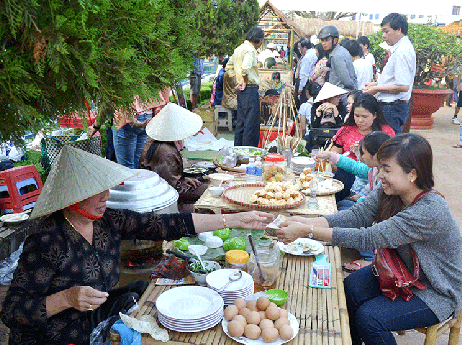  Phiên chợ Kinh-Thượng với những mặt hàng dân dã truyền thống. Ảnh: Lê Hòa